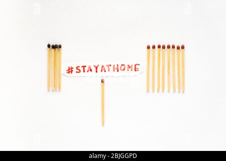 Social Distancing Konzept Stay Home as #stayhome. Konzept, wie man die Ausbreitung des Coronavirus verhindert. Matchstäbchen brennen, ein Stück verhindert das Feuer Stockfoto