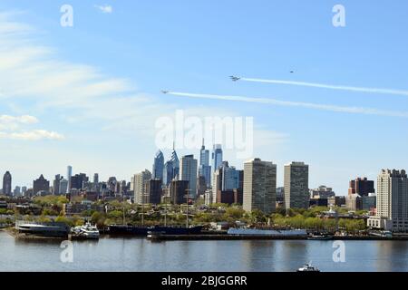 Die US Air Force Air Demonstration Squadron „Thunderbirds“ und die U.S. Navy Flight Demonstration Squadron „Blue Angels“ fliegen über Philadelphia, Pennsylvania während einer #AmericaStrong-Überführung, 28. April 2020. Die Demonstrationsteams führten Überflüge in den Gebieten New York, New Jersey und Pennsylvania durch, um Beschäftigte des Gesundheitswesens, Ersthelfer und andere wichtige Mitarbeiter zu ehren, die an der Front gegen COVID-19 arbeiten. (USA Air Force Foto/Maj. Brian Wagner) Stockfoto