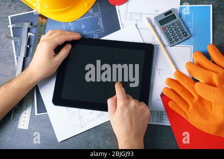 Ingenieur, der mit einem Tablet am Tisch arbeitet Stockfoto