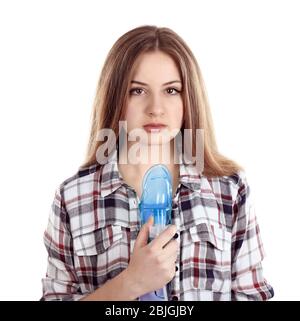 Junge Frau, die Vernebler für Asthma und Atemwegserkrankungen auf weißem Hintergrund verwendet Stockfoto