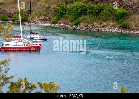 Maui, HI, USA - 30. August 2019: Ein Segelboot, das entlang der Bucht fährt Stockfoto