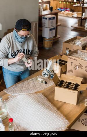 Brooklyn, New York, USA - 24. April 2020: Flaschen mit Handdesinfektionsmitteln werden von der Kings County Distillery geliefert. Die Brennerei, die normalerweise Whi produziert Stockfoto