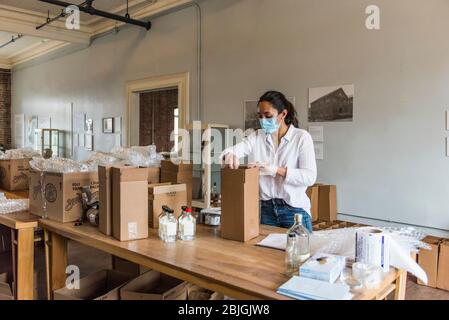 Brooklyn, New York, USA - 24. April 2020: Flaschen mit Handdesinfektionsmitteln werden von der Kings County Distillery geliefert. Die Brennerei, die normalerweise Whi produziert Stockfoto