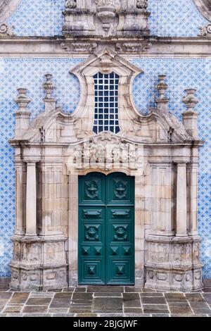 Geflieste Front des Ehrwürdigen Dritten Ordens des Heiligen Franziskus - Kirche, Museum und Krankenhaus mit Azulejos Fliesen in der Stadt Guimares in Po Stockfoto