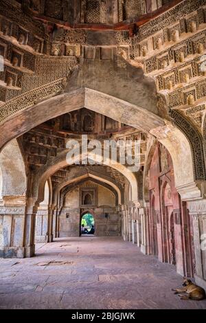 Delhi / Indien - 22. September 2019: Innenraum der Bada Gumbad, der drei kuppeligen Moschee, in Lodi Gardens, Neu Delhi Stockfoto