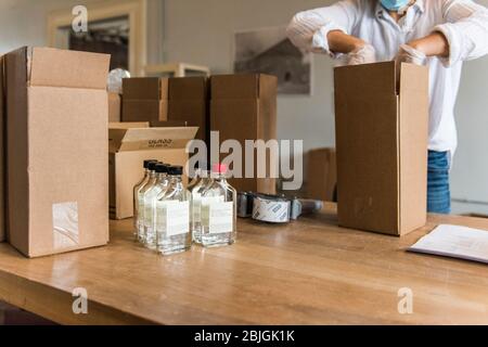 Brooklyn, New York, USA - 24. April 2020: Flaschen mit Handdesinfektionsmitteln werden von der Kings County Distillery geliefert. Die Brennerei, die normalerweise Whi produziert Stockfoto