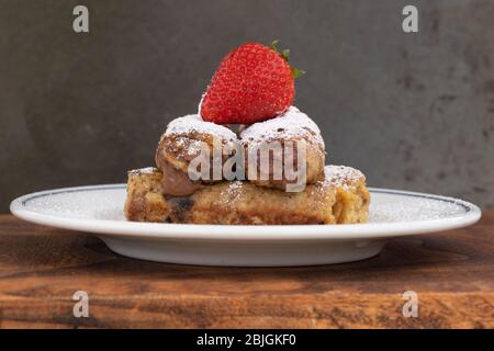 Frisch gebackene Brötchen Brötchen mit Zuckerfüllung auf Pergamentpapier. Draufsicht. Süße hausgemachte Gebäck weihnachtsbacken. Nahaufnahme. Kanelbule.hausgemachte Bäckerei Stockfoto