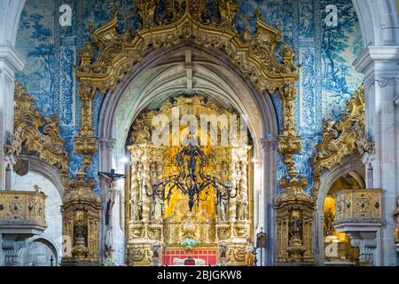 Kirche des Heiligen Franziskus mit verzierten vergoldeten und azulejos Fliesen über dem Altar in Guimares in Portugal Stockfoto