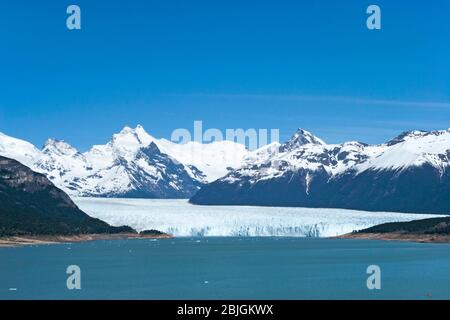 Die Andenberge rund um den Perito-Moreno-Gletscher, wo er in den Lago Argentino im Los Glaciares-Nationalpark, Argentinien fließt Stockfoto