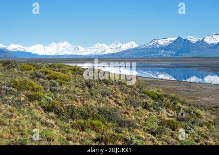 Patagonische Steppenlandschaft mit schneebedeckten Anden und Lago Argentino in Argentinien Stockfoto