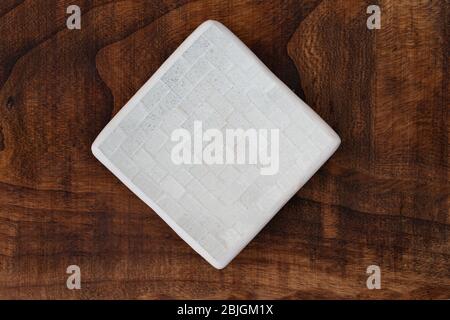 Eine Amphore und einige Muscheln auf einer rauen Holzstruktur Grunge Meer gewaschen verwittertes Holz und bunte Seeigel Muscheln Draufsicht, gefiltertes Bild mit Stockfoto