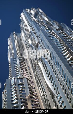 Wellen und silberne Reflexionen von Frank Gehrys 8 Spruce Street Tower in New York City Stockfoto