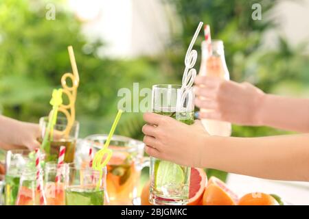 Freunde jubeln mit Gläsern verschiedener Arten von Limonade auf Picknick Stockfoto