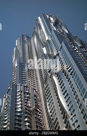 Wellen und silberne Reflexionen von Frank Gehrys 8 Spruce Street Tower in New York City Stockfoto