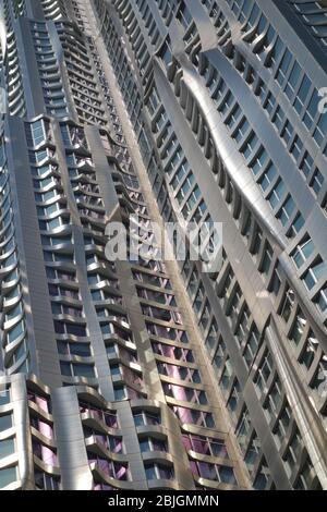 Wellen und silberne Reflexionen von Frank Gehrys 8 Spruce Street Tower in New York City Stockfoto