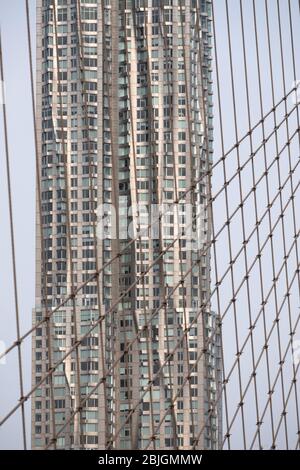 Wellen und silberne Reflexionen von Frank Gehrys 8 Spruce Street Tower in New York City Stockfoto