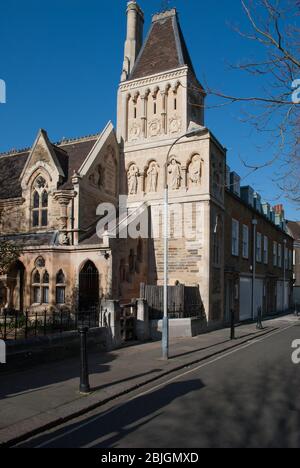 Sir William Powells Almshusen, All Saints Church, Church Gate, Fulham, London SW6 3LA von J P Sedden entworfen und im Jahr 1869 fertiggestellt Stockfoto