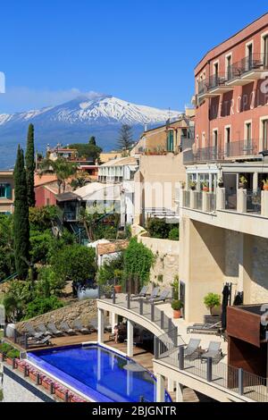 Blick auf den Ätna, Piazza April IX, Taormina City, Sizilien, Italien, Europa Stockfoto