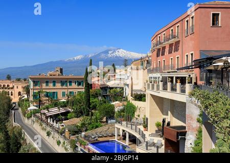 Blick auf den Ätna, Piazza April IX, Taormina City, Sizilien, Italien, Europa Stockfoto