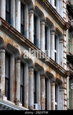 Details einer alten rostigen gusseisernen Fassade in Manhattan, New York City Stockfoto