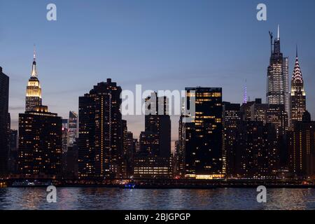 Abendansicht der Skyline von Manhattan mit Empire State, einem Vanderbilt und Chrysler-Gebäuden vom East River in New York City Stockfoto