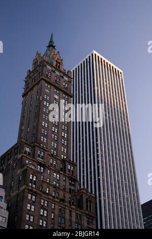 Kontrast zwischen alten und neuen Wolkenkratzern in Midtown Manhattan, New York City Stockfoto
