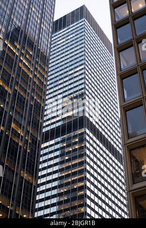 Wolkenkratzer aus der Mitte des Jahrhunderts in Manhattan, New York Stockfoto