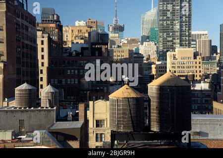 Blick über die Dächer von Manhattan mit den berühmten Wassertanks von New York Stockfoto