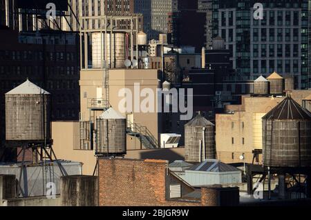 Blick über die Dächer von Manhattan mit den berühmten Wassertanks von New York Stockfoto