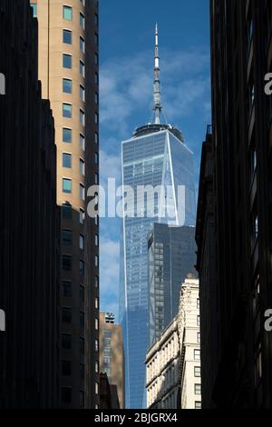 Freedom Tower World Trade Center von den geschäftigen Betonschluchten von Lower Manhattan aus gesehen Stockfoto