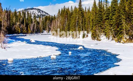 Schnee und Eis die Auskleidung der Murtle River im Winter im Cariboo Berge des Wells Gray Provincial Park, British Columbia, Kanada Stockfoto