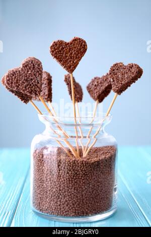 Herzförmiges knuspriges Dessert im Glasgefäß Stockfoto