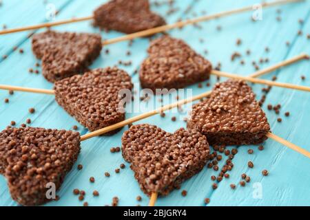 Herzförmiges knuspriges Dessert auf Holzhintergrund Stockfoto