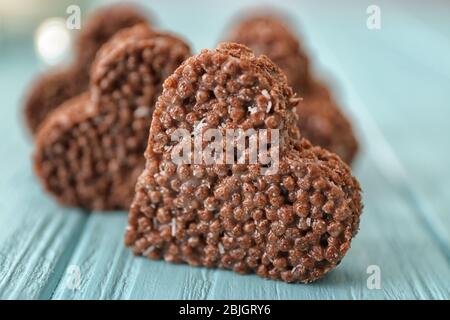 Herzförmiges knuspriges Dessert auf Holzhintergrund Stockfoto