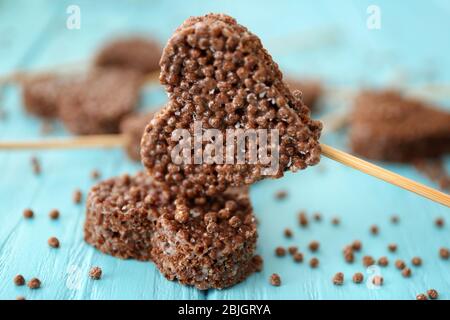 Herzförmiges knuspriges Dessert auf Holzhintergrund Stockfoto