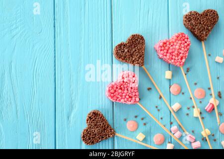 Herzförmiges knuspriges Dessert auf Holzhintergrund, Draufsicht Stockfoto