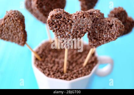 Herzförmiger knuspriger Nachtisch in Tasse, Nahaufnahme Stockfoto