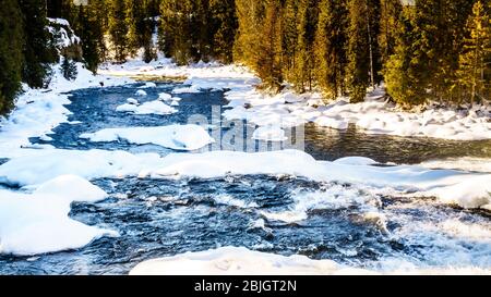 Der teilweise gefrorene Murtle River direkt nach Dawson Falls in den Cariboo Mountains of Wells Gray Provincial Park, British Columbia, Kanada Stockfoto