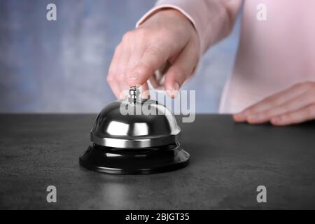 Geschäftsfrau läutete die Serviceklingel in der Hotellobby Stockfoto