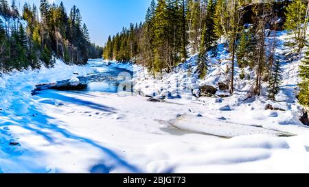 Die teilweise gefrorenen Murtle River nach Mushbowl fällt in den Cariboo Mountains der Wells Gray Provincial Park, British Columbia, Kanada Stockfoto