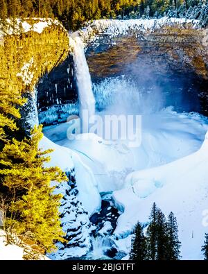 Helmcken Falls auf dem Murtle River im Winter mit dem spektakulären Eis und Schnee Kegel am Boden. Im Wells Gray Provincial Park Stockfoto