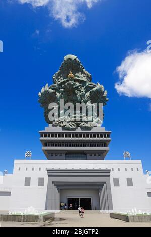 Vishnu fährt auf Garuda, einer kolossalen Kencana-Statue im Garuda-Wisnu-Kencana Kulturpark, Nusa Dua, Bali, Indonesien Stockfoto