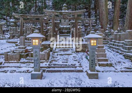 Laternen im Schnee, Koyasan Mount Koya, Wakayama, Japan Stockfoto