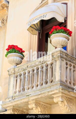 Balkon, Corso Umberto, Taormina City, Sizilien, Italien, Europa Stockfoto