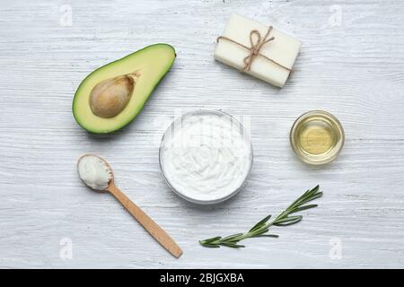 Schöne Komposition mit Sheabutter im Glas auf dem Tisch Stockfoto