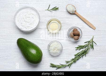 Schöne Komposition mit Sheabutter im Glas auf dem Tisch Stockfoto