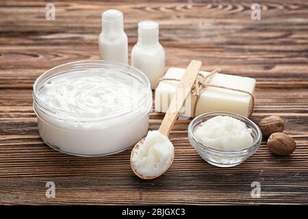 Schöne Komposition mit Sheabutter im Glas auf dem Tisch Stockfoto