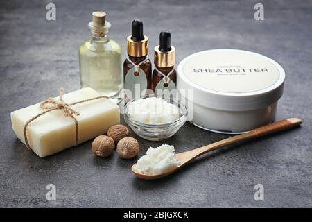 Schöne Komposition mit Sheabutter im Glas auf dem Tisch Stockfoto