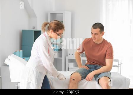 Orthopäde mit Patientin in ihrem Büro Stockfoto