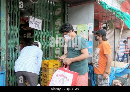 Kalkutta, Indien. April 2020. Indien: Ein Ladenbesitzer verkauft Waren mit einer Anzeige, um die richtige Distanz zu halten. (Foto von Sudipta Pan/Pacific Press) Quelle: Pacific Press Agency/Alamy Live News Stockfoto